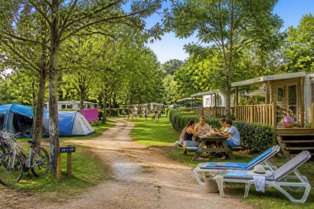 explorez les photos captivantes du camping capfun à aubrèdes et laissez-vous séduire par un cadre naturel idéal pour des vacances inoubliables en famille ou entre amis.