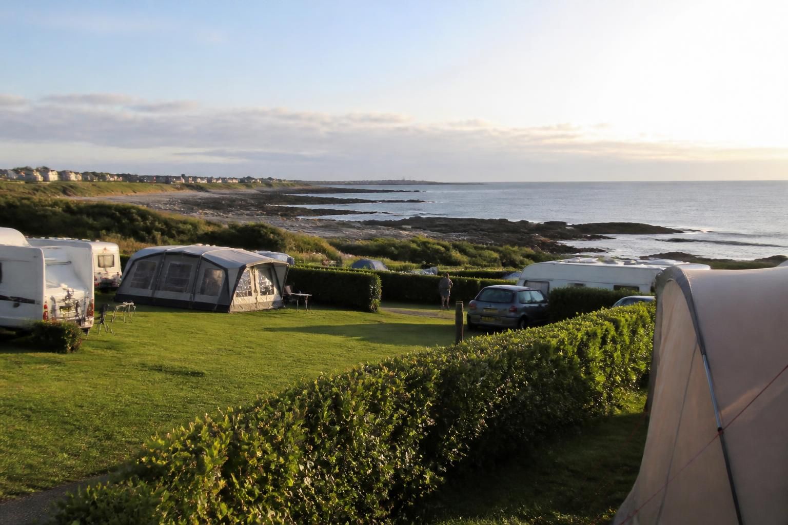 camping des genêts penmarch : profitez d'un séjour inoubliable au cœur de la nature, à deux pas de la mer, pour des vacances entre détente et découverte.