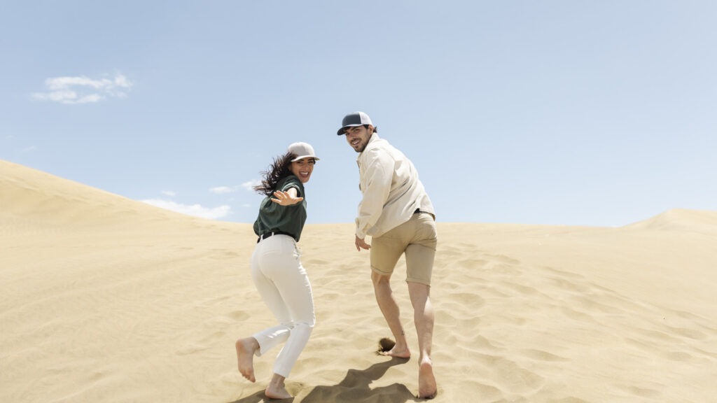 Couple de voyageurs dans les dunes près de Djerba