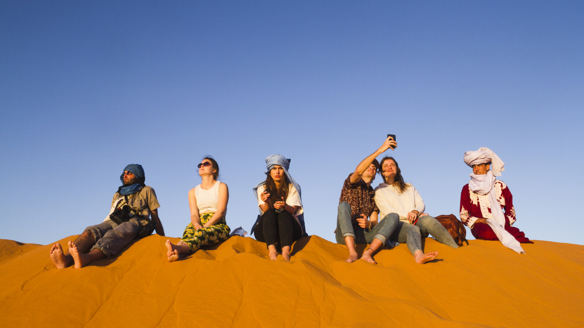 groupe en excursion dans le désert