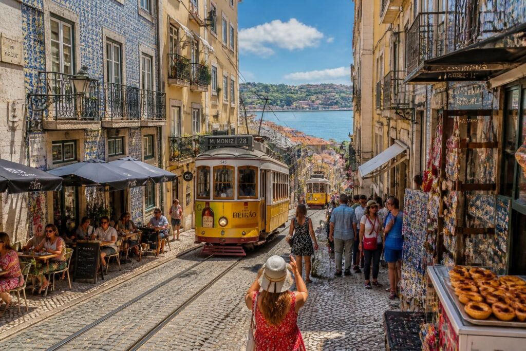 découvrez les trésors du cœur de lisbonne, portugal : explorez un quartier vibrant alliant histoire, culture, gastronomie et vie locale authentique.