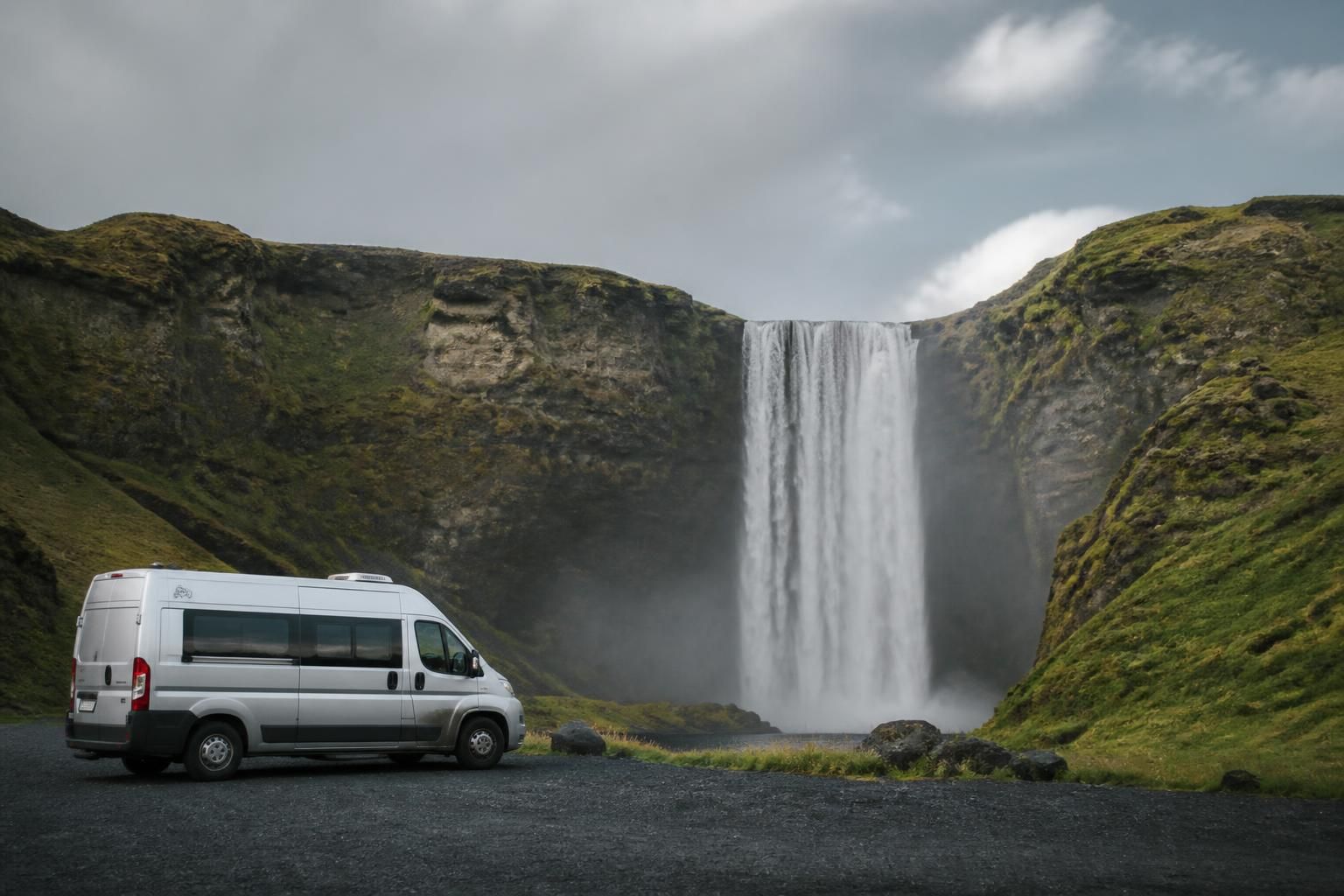découvrez pourquoi louer un camping-car en islande est la meilleure façon d'explorer les paysages sauvages, en toute liberté et au plus près de la nature.